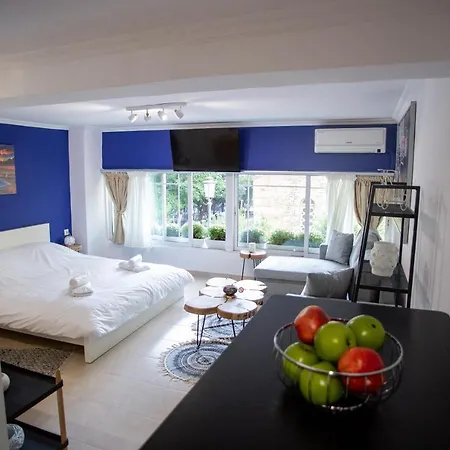 Center Small سالونيك