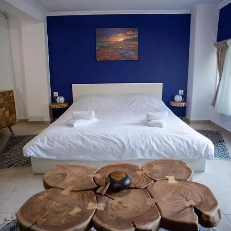 Center Small * Salonic